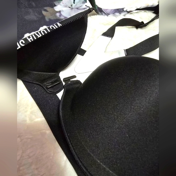 VSX Sports Workout Set . Black&White Floral. Size: Top 36C, Bottom S - Picture 3 of 9